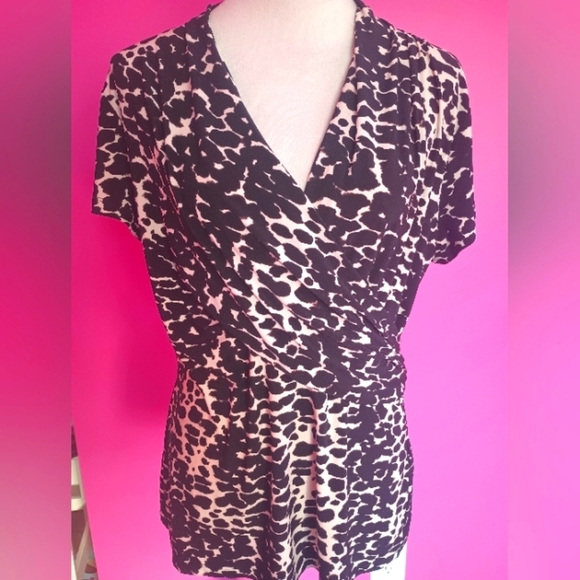 DKNY Ladies White & Black Animal Print Short Sleeve Wrap Blouse (Size Large) - Picture 4 of 8